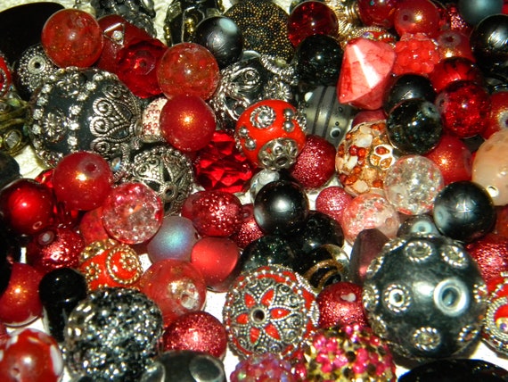 NEW 20pc Jesse James beads RedBlack Mixed Loose Random Mix Bag of 6mm-20mm different sizes /& shapes