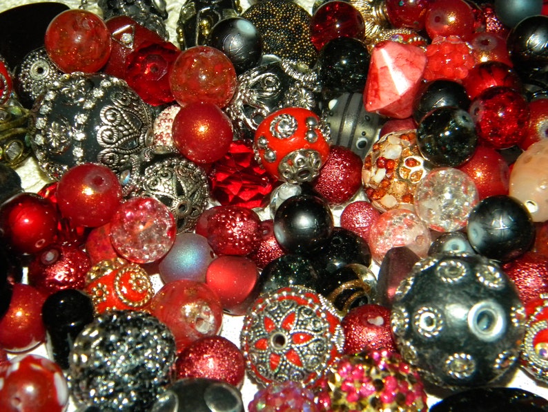 NEW 20pc Jesse James beads RedBlack Mixed Loose Random Mix Bag of 6mm-20mm different sizes /& shapes