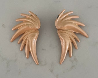 Vintage 80s Angel Wing Art Nouveau Style Peach Clip en el pendiente