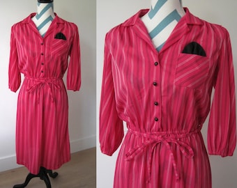 Abito camicia rosa vintage con colletto e bottoni, cintura in vita, tasca, ricamo punto sriped - di Doo- Papà - Made in USA- Taglia Piccola