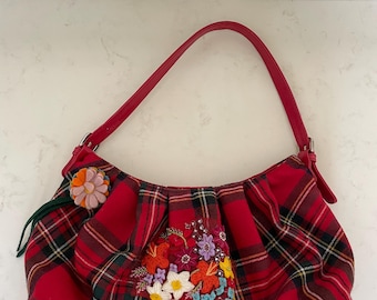 Bolso vintage Moschino de tartán rojo con estampado floral, abalorios y asa de cuero rojo.