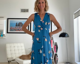 Vestido largo sin mangas de los años 70 azul rosa floral Twist frente cuello en V pequeño