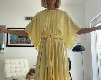Maxi Vestido de los años 60 con mangas de mariposa y bordado de perlas Buttercup Amarillo Pequeño