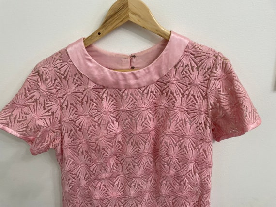 60s Floral Embroidered Scallop Hem Pastel Pink Sh… - image 2