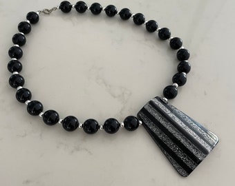 Collar Vintage Colgante Negro y Plata