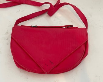 Sac à bandoulière en cuir végétalien rouge des années 80 avec poignée supérieure