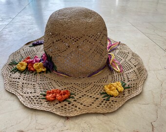 Sombrero de paja vintage con ala festoneada, flores de rafia arcoíris y cinta.