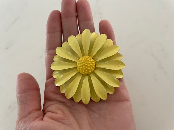 Vintage Daisy Floral Pin Brooch Yellow Large 60s - image 2