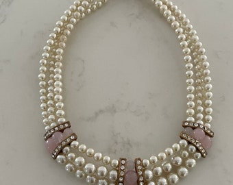 Collar corto de gargantilla de perlas multibra de los años 50 con cuentas rosas y pedrería