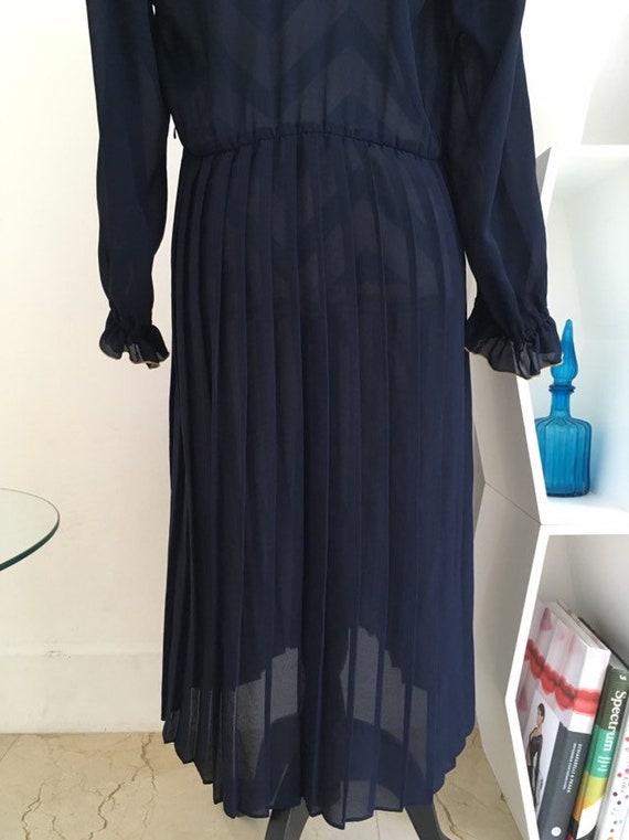 Vintage 1970s Pleated Navy Sheer Chiffon Long Sle… - image 9