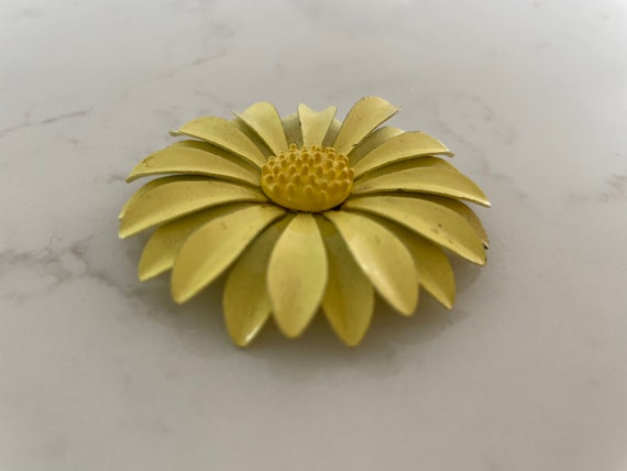 Vintage Daisy Floral Pin Brooch Yellow Large 60s - image 3