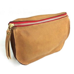 Handcrafted Women Camel color Leather Belt Pouch Com Red Gold Zipper. Embreagem de tamanho médio. Um presente para ela. Design original.