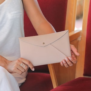 Clutch de sobre clásico de cuero para mujer. Conjunto de bolso y cartera de cuero color topo. Uno de un conjunto amable. Un regalo para ella