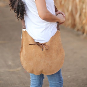 Sac en cuir suédé marron camel femme. Pour elle. Disponible en brun camel, vert clair, vert foncé et en trois tailles.