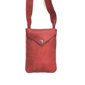 Bolso pequeño de cuero rojo para mujer. Bolso de cuero para celular. Monedero cruzado. mini bolso para celular. Un regalo para ella.