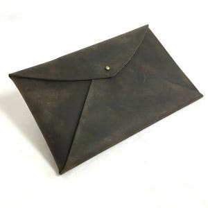 Embreagem de envelope de couro clássica. Bolsa marrom escuro. Para homens e mulheres. Tamanho médio.Um de cada tipo.Um presente para ele/ela
