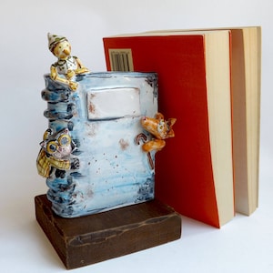 Ferma libro &quot;Pinocchio&quot;-Linea &quot;Le Fiabiche &quot; di Ghenos-libro in ceramica con base in legno