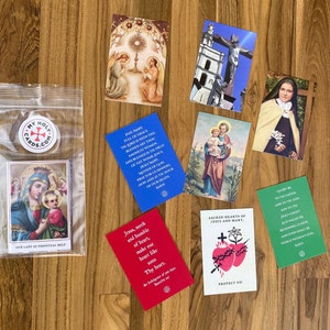 Ensemble de 8 mini cartes de prière catholique avec des images de Notre Seigneur Jésus-Christ, de notre Mère Marie et des saints et de courtes prières au dos