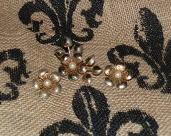 Vintage Flower/Pearl Brooch/Clip Earrings 1/2 PRICE Set-- Was 12.00 Now 6.00 -- 1950s Mother's Day Gift! Floral Goldtone & Pearl Pin Set!!