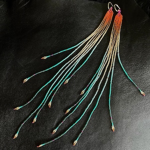 Pendientes extra largos de cuentas de vidrio "Diosa Sirena" de Maui Swan Designs