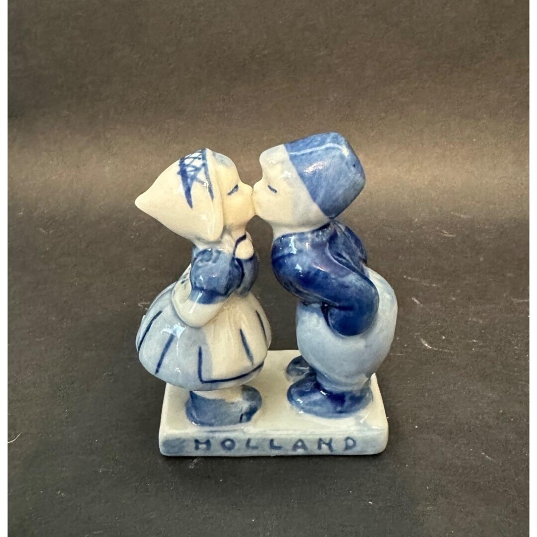 Vintage Delft Holland Blue Boy and Girl Kissing Figurine Handpainted ...