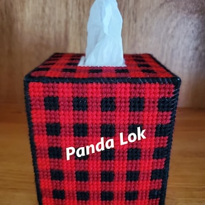 Puede incluir: Tapa de caja de pañuelos de cuadros rojos y negros con el texto "Panda Lok" en blanco.