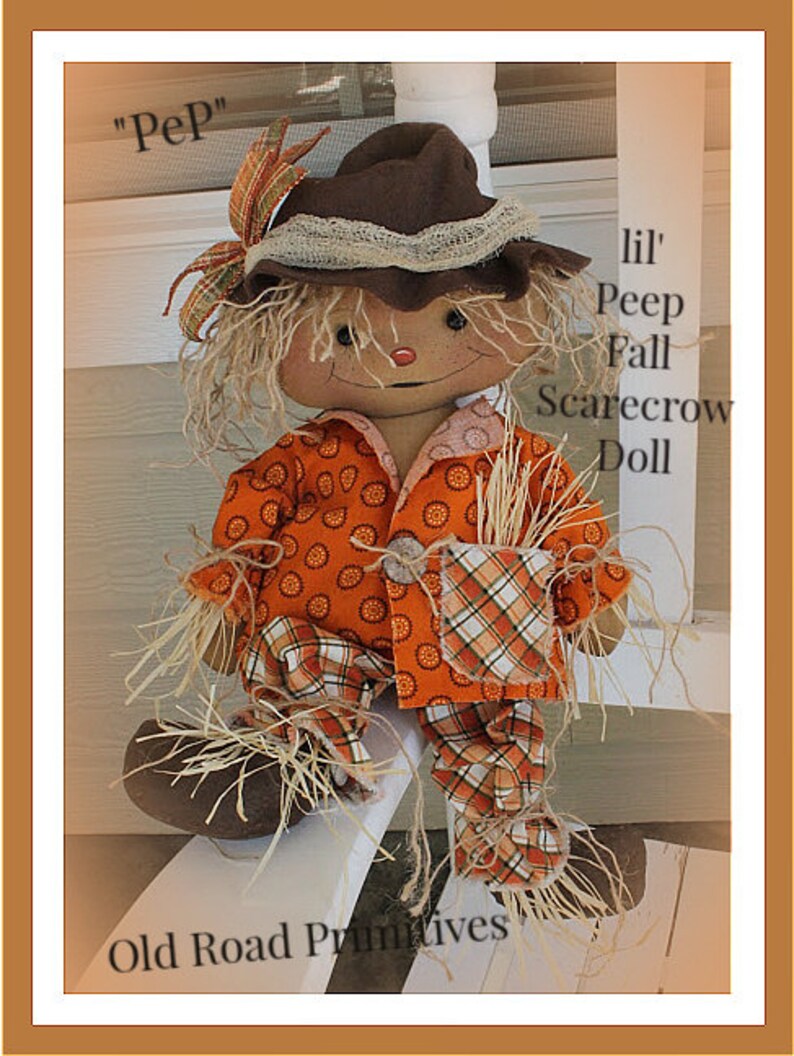Puede incluir: Una mu&ntilde;eca de espantap&aacute;jaros de oto&ntilde;o hecha a mano con un sombrero marr&oacute;n, una camisa a cuadros naranja y blanca y pelo de paja. La mu&ntilde;eca est&aacute; sentada en una silla blanca y tiene el texto "Lil' Peep Fall Scarecrow Doll" y "Pep" escrito en la imagen.