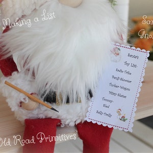 Patrón de gnomo de Papá Noel. Está haciendo una lista. Descarga instantánea en PDF. Patrón navideño. imagen 2