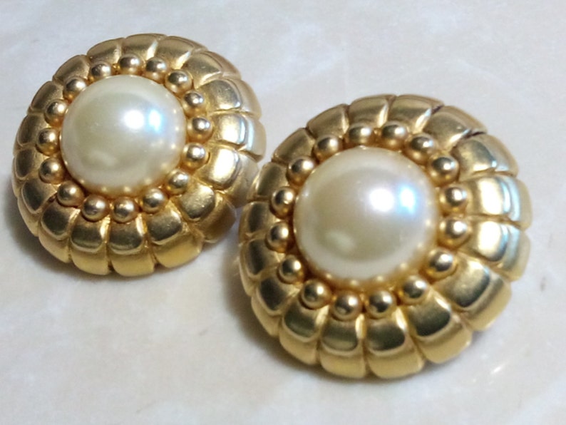 Clip Ons ERWIN PEARL EARRINGS Etched /& Embossed Gold Tone Setting Luminous Costume Pearls Gorgeous Floral Motif! Signed High End Jewels