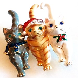 CAT CHRISTMAS BROOCH! Precious! Enameled Animal Pin/Accessory. 3 Adorable Holiday Costumed Cats!! Blue Scarf, Santa Hat, Holly & Mistletoe!