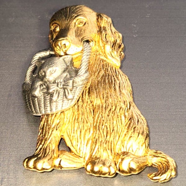 1970ER JJ HUNDEBROSCHE! Signiertes süßes Puppy & Cat Pin Accessoire! Entzückender, sehr detaillierter, Hund mit einer Katze in einem Korb! Helle Zwei-Ton-Einstellung.