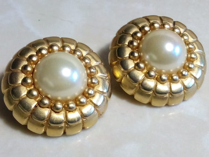Clip Ons ERWIN PEARL EARRINGS Etched /& Embossed Gold Tone Setting Luminous Costume Pearls Gorgeous Floral Motif! Signed High End Jewels