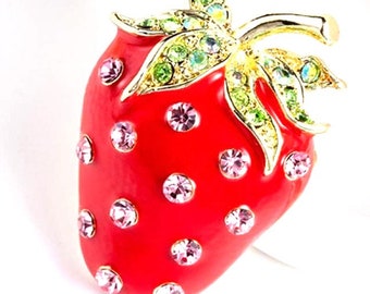 BROCHE FRAISE EN STRASS ! Des mets et boissons délicieux, des fruits, des motifs ! Fraise succulente ! Doucement émaillé ! Cristaux scintillants ! Délicieux !