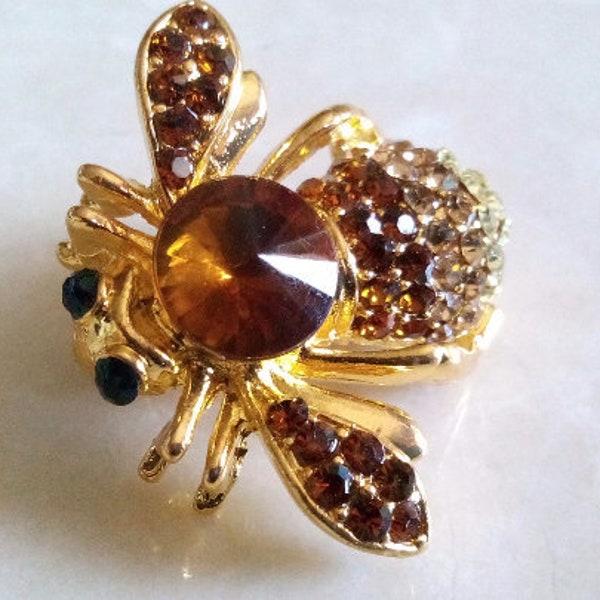 RHINESTONE BEE BROOCH! Adorable Figural Insect Pin! Beautiful Honey Amber/Clear Faceted Crystals. Buzzing Bright Gold Tone Setting. Lovely!!