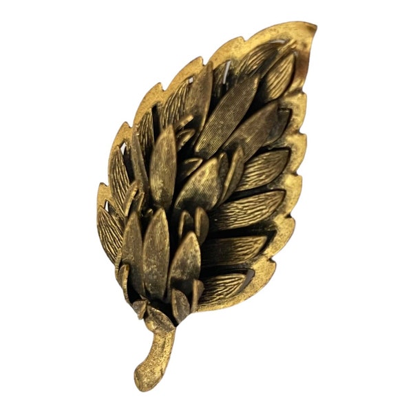 1950’S TIERED LEAF BROOCH! High End Costume Jewelry Leaf Pin/Accessory. Beautiful Etched & Textured Yellow Gold Tone Setting. Fabulous!