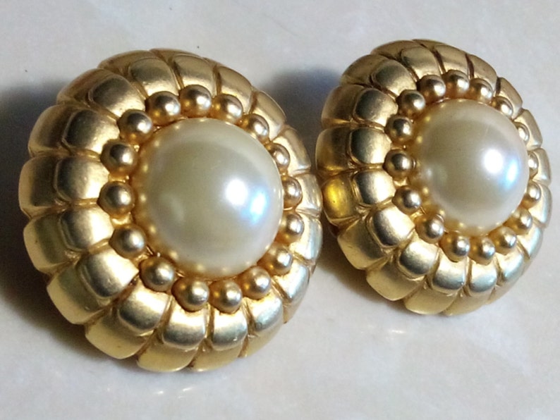 Clip Ons ERWIN PEARL EARRINGS Etched /& Embossed Gold Tone Setting Luminous Costume Pearls Gorgeous Floral Motif! Signed High End Jewels