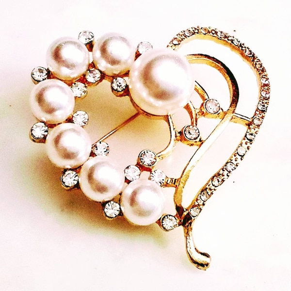 CRYSTAL & PEARL HEART Brooch, Pin, Accessory! Intriguing Gold Tone Metal Cutwork Design. Lustrous Shell Pearls! Lovely Clear Diamante Glass!