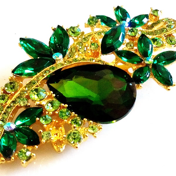 GREEN CRYSTAL BROOCH! Gorgeous Pin Accessory! Dazzling, Finely Faceted, Wow! Emerald Crystals. Lovely Metal Cutwork! Fine Gold Tone Setting.