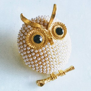 BROCHE CHOUETTE BLANCHE ! Adorable ! Broche/accessoire représentant Wise, animal mignon et motif oiseau ! Des perles brillantes radieuses ! Finement détaillé ! Cadre doré.