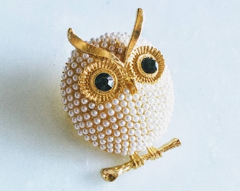 WHITE OWL BROOCH! Adorable! Wise Figural, Cute Animal, Bird Motif Pin/Accessory! Radiant Shining Pearls! Finely Detailed! Gold Tone Setting.
