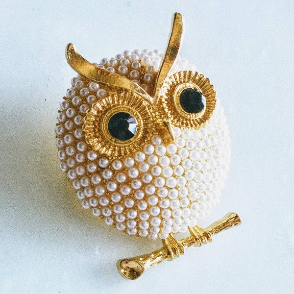 WHITE OWL BROOCH! Adorable! Wise Figural, Cute Animal, Bird Motif Pin/Accessory! Radiant Shining Pearls! Finely Detailed! Gold Tone Setting.