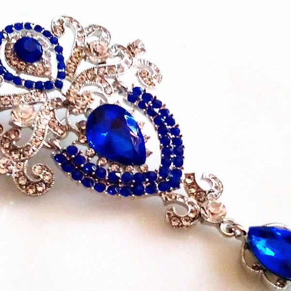 HOLLYWOOD REGENCY BROOCH! Trembler Pin! Sparkling Sapphire Blue & Clear Crystals. Beautiful Metal Cutwork. Pristine Silver Tone Setting.