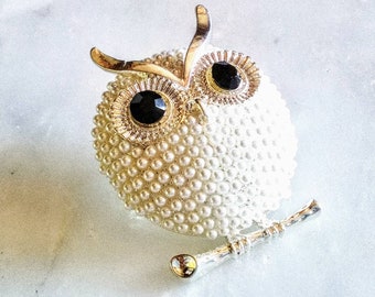 WHITE OWL BROOCH! Adorable! Wise Figural, Animal, Bird Motif Pin/Accessory! Radiant Shining Pearls! Finely Detailed! Silver Tone Setting.