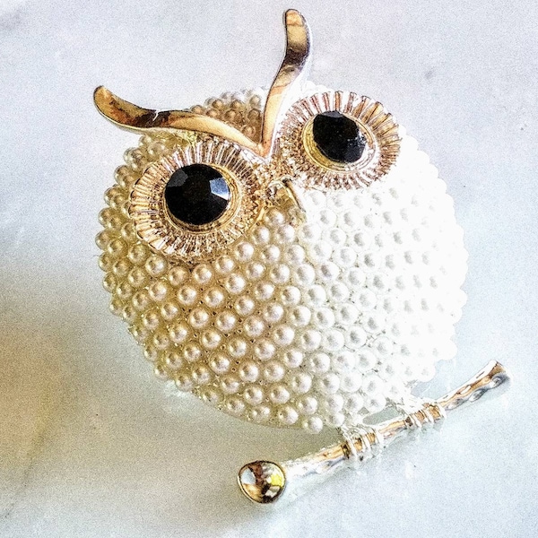 WHITE OWL BROOCH! Adorable! Wise Figural, Animal, Bird Motif Pin/Accessory! Radiant Shining Pearls! Finely Detailed! Silver Tone Setting.