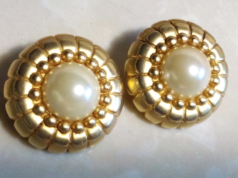 Clip Ons ERWIN PEARL EARRINGS Etched /& Embossed Gold Tone Setting Luminous Costume Pearls Gorgeous Floral Motif! Signed High End Jewels