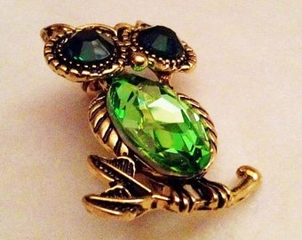 RHINESTONE OWL BROOCH! Emerald Jelly Belly! Figural, Animal, Bird Motif Pin/Accessory. Radiant Green Crystals. Antique Gold Tone Setting.