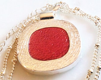 SILVER PENDANT NECKLACE! Gorgeous Shiny Etched & Textured Silver Plated Setting! Geometric! Delicious Raspberry Preserve Art Glass Center!!