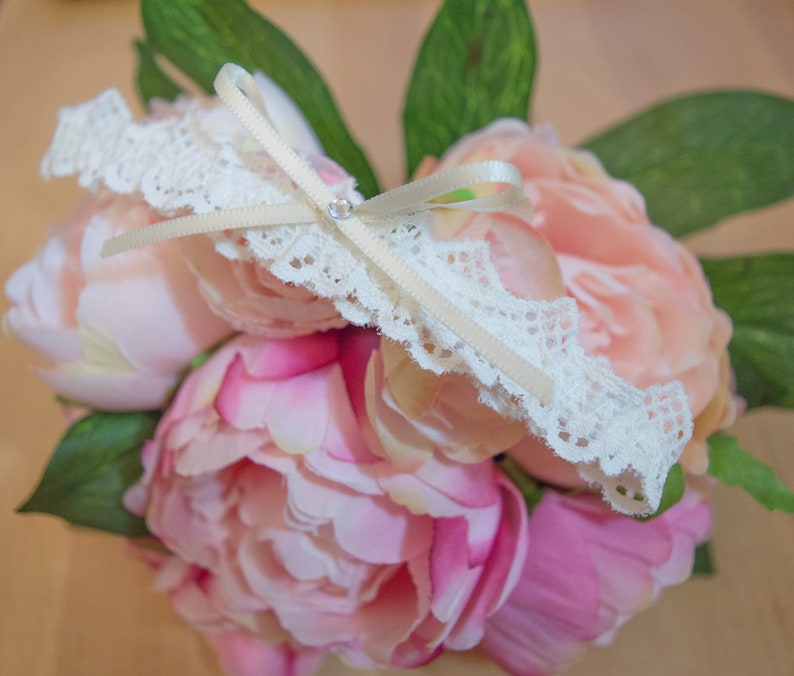 Ivory lace wedding garter, bridal garter, gift for bride, lace garter image 3