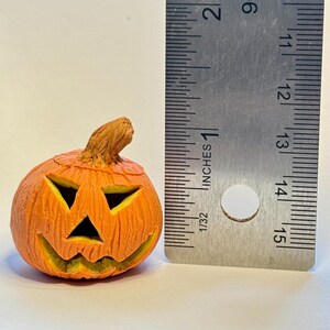 Casa delle bambole in miniatura, zucca di Halloween, decorazioni per casa delle bambole, casa delle bambole infestata, cibo di Halloween in miniatura, mini decorazioni autunnali immagine 7