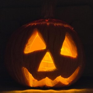 Casa delle bambole in miniatura, zucca di Halloween, decorazioni per casa delle bambole, casa delle bambole infestata, cibo di Halloween in miniatura, mini decorazioni autunnali Happy with Light